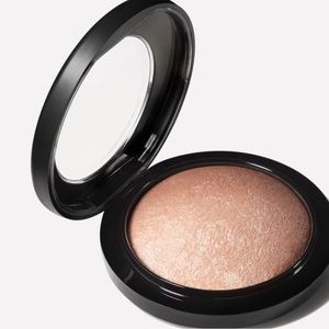 Mac Soft and gentle mineralize Skin finish.